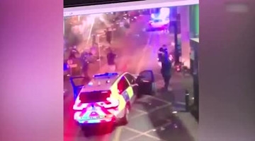 伦敦恐袭画面：警察50发子弹打死恐怖分子