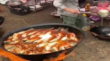 实拍农村宴席，小伙制作红烧鲤鱼全过程