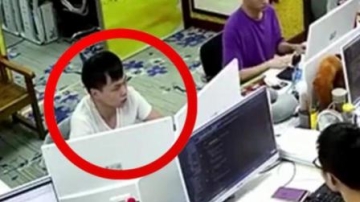 监拍程序员加班突然晕倒 现场画面触目惊心