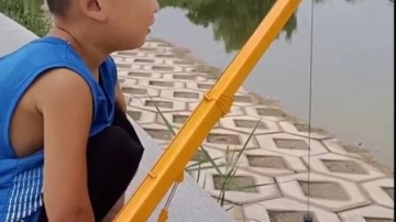 萌娃的快乐生活：你见过挖土机钓鱼的吗