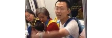 【拍客】男子地铁吐痰遭批爆粗口 激起众怒被壮汉出手教训