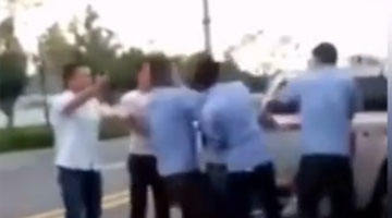 实拍小贩用称砸城管被城管围攻欧打