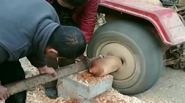 牛人发明：农村人太聪明了，竟用拖拉机轮子来制作陀螺，真机智！