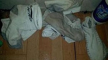 男子将臭袜放室友床头被打骨折 室友被判7个月