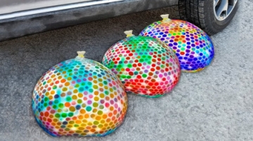 减压实验：牛人把橡皮泥、鸡蛋、水宝宝放在车轮下，好减压，勿模仿