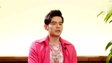 周杰伦外出被拍曝后脑勺无头发 昆凌：只是新发型