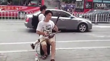 高手在民间！街头90后音乐牛人炫技！二胡 赛马