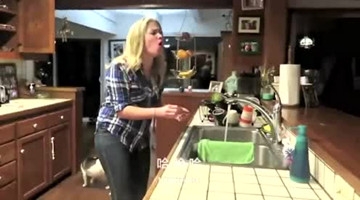 男朋友用世界上最辣的辣椒恶搞女友，心疼这位妹子