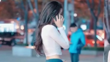 街拍美女：男人喜欢女人羡慕的线条身材