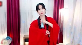 美女身穿红色大长裙跳古风舞蹈《凉凉》好美的感觉