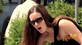 老外街头恶搞 直接掀桌子