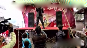 这位农村牛人真给力 不仅歌唱得好而且还有一手绝活