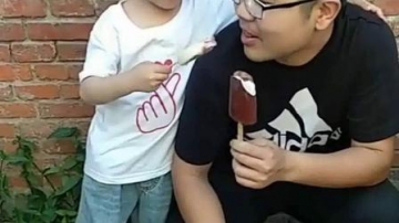 搞笑萌娃：爸爸就会欺负小朋友