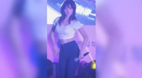 清纯紧身牛仔美女跳的热舞你肯定喜欢