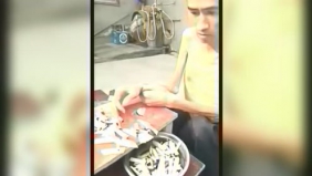 牛人用嘴切菜，这可是一个绝活，一般人不会