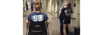 【拍客】残疾女孩坐轮椅在护士面前突然站立 护士喜极而泣