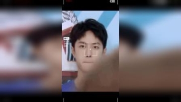 王一博抿嘴的那一刻就已经很像他哥了，细品