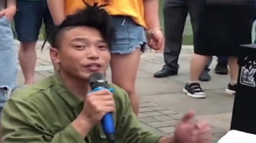 流浪歌手公园摆摊卖唱，开口不输中国好声音冠军，高手在民间