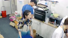 中餐厅：突然有帅哥帮梦佳洗碗，梦佳很紧张