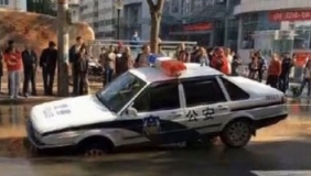 现场！兰州路面又塌了 过路警车不幸中招掉进坑里