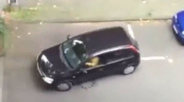 滑稽！女司机尝试停车入位数十次未果后终放弃