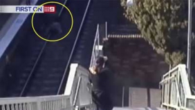 【拍客】感人善举：62岁爷爷勇跳铁轨救婴儿