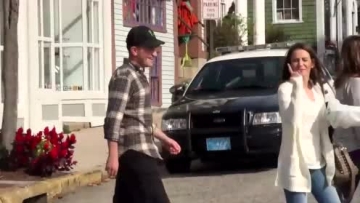 用这种方式在国外恶搞，不用担心路人会对自己动手