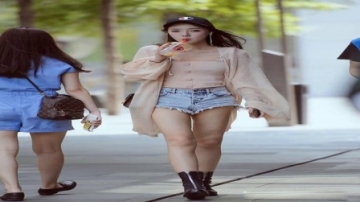 街拍美女：超高颜值，迷人的身材火爆整条街！