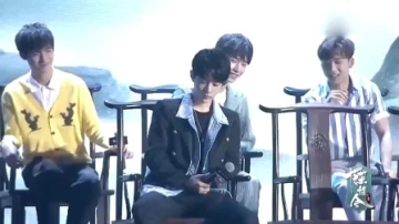 王一博台上点名肖战，肖战却在台下低头玩话筒，可爱！