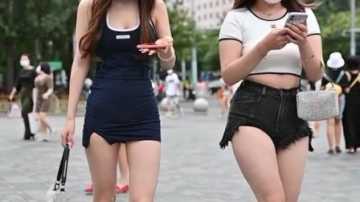 街拍美女闺蜜，虽然是好姐妹，但风格却截然不同！