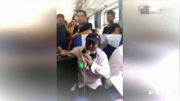 《车站》流浪歌手火车上献唱, 全车厢沉醉其中, 中国好声音真是高手在民间