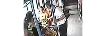 【拍客】监拍老汉公交上拽起女孩怒骂 因其坐在爱心专座上