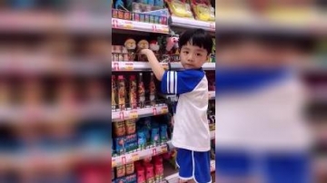 童年趣事：萌娃想买瓶奶喝