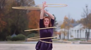 实拍俄罗斯美女极限呼啦圈表演 用屁股也能转