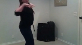 美女兴高采烈跳着舞蹈自嗨，后面妹子实力抢镜！