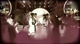 何炅、谢娜合唱《铁血丹心》谢娜包办男声，忍不住笑场