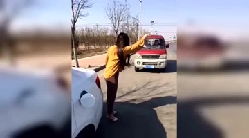 农村爆笑小伙恶搞：警惕美女搭讪司机骗术