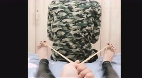 全网最不要命的恶搞，居然恶搞老妈，鞋都被打飞了 看一次笑一天