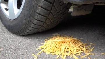 牛人用汽车碾压小黄鸭，真的好减压啊，好过瘾啊