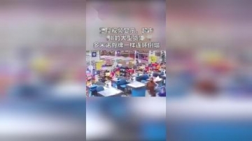 1人死亡，8人重伤！监控实拍超市货架像多米诺骨牌倒塌瞬间