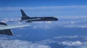 实拍我军空军战机与不明战机近距离对峙数分钟