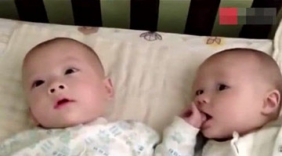 双胞胎萌宝躺床上玩，接下来二宝的反应太可爱了!