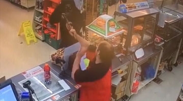 监拍劫匪持长枪抢劫超市 收银小哥竟猛抓枪口一把夺过