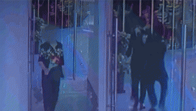 监拍男子因爱生恨捅杀女子 送玫瑰花追求被拒