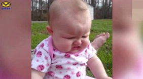 可爱萌宝啥都吃，这个什么味？爸爸的脚丫真不好吃!