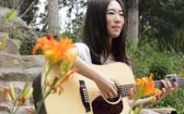 【拍客】阳光气质美女吉他弹唱《外面的世界》