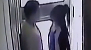 监拍男子吵架推女友撞电梯 意外撞开电梯门跌落天井