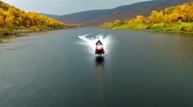 牛人驾驶雪橇以时速180千米在水上行驶212千米刷新世界纪录