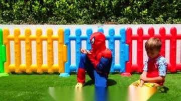 萌娃小可爱滚动鸡蛋玩具帮助他的朋友 神奇的鸡蛋里面有什么呢