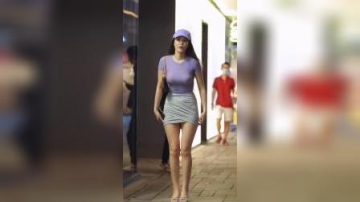 街拍：欣赏美女逛街，穿搭真是国色天香，单身小可爱